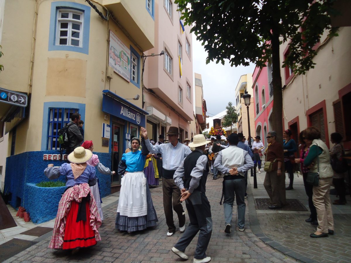 Los vecinos festejan y arropan la imagen de la Virgen de la Vega