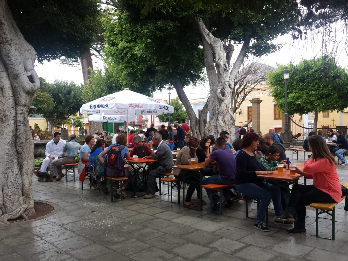La Plaza de Santiago se ambienta con música y  animación en una nueva edición de la Fiesta de la Cerveza.