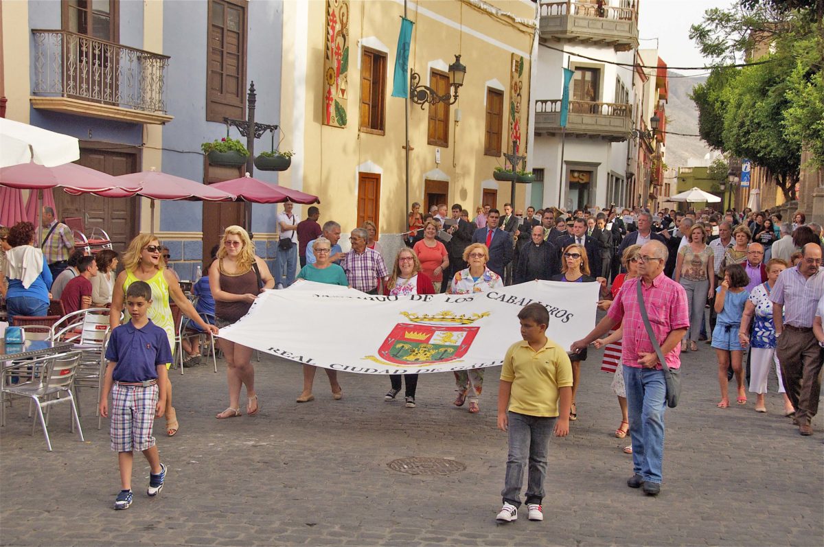 Arracan con la izada de la bandera las Fiestas Mayores de Santiago