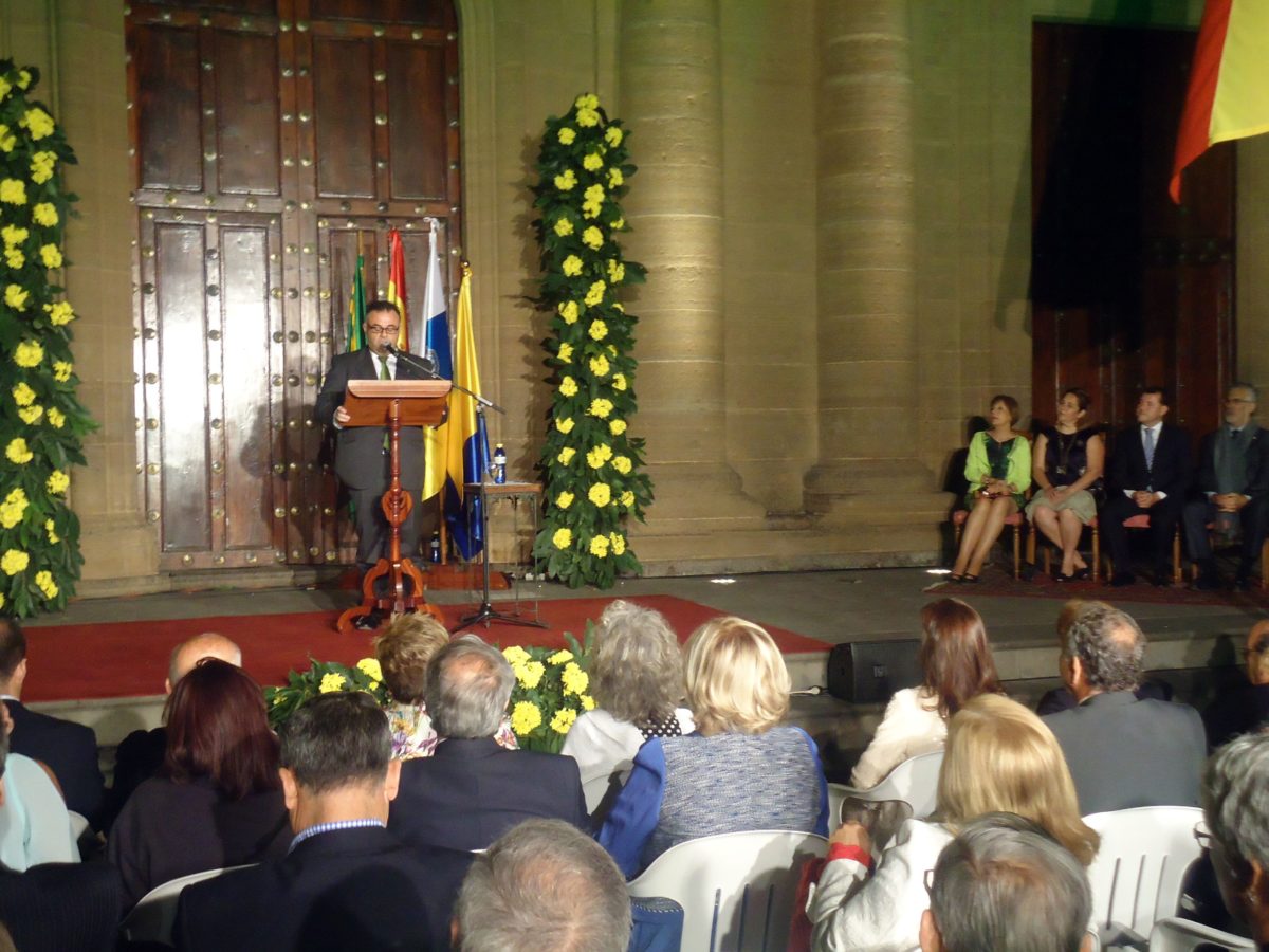El pregonero de las Fiestas de Santiago apela al espíritu emprendedor y a los jóvenes para afrontar los próximos desafíos.