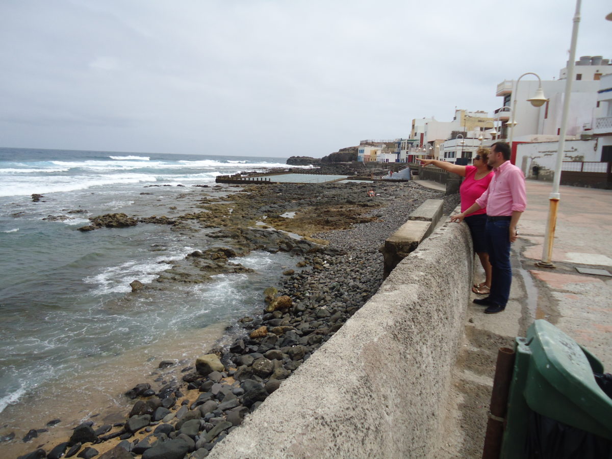 La Concejalía de Playas y Embellecimiento acondiciona una de las zonas de baño de El Agujero.