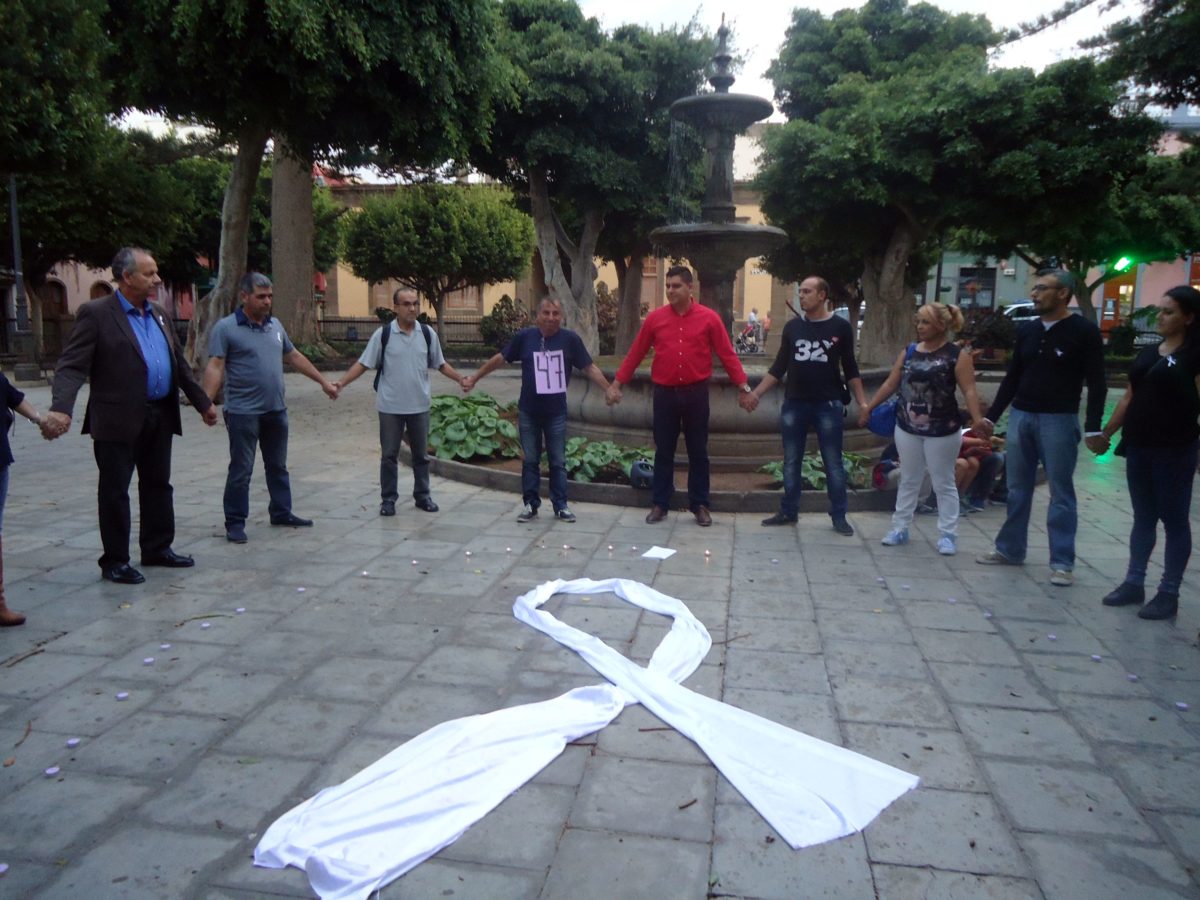 Los hombres se manifiestan en la Plaza de Santiago contra la Violencia de Género