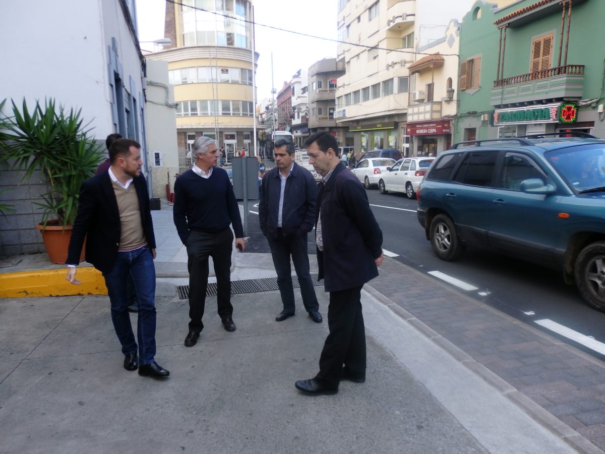 Carlos Sánchez se compromete con el alcalde de Gáldar a mejorar el tramo de carretera de San Isidro El Viejo al Agazal.