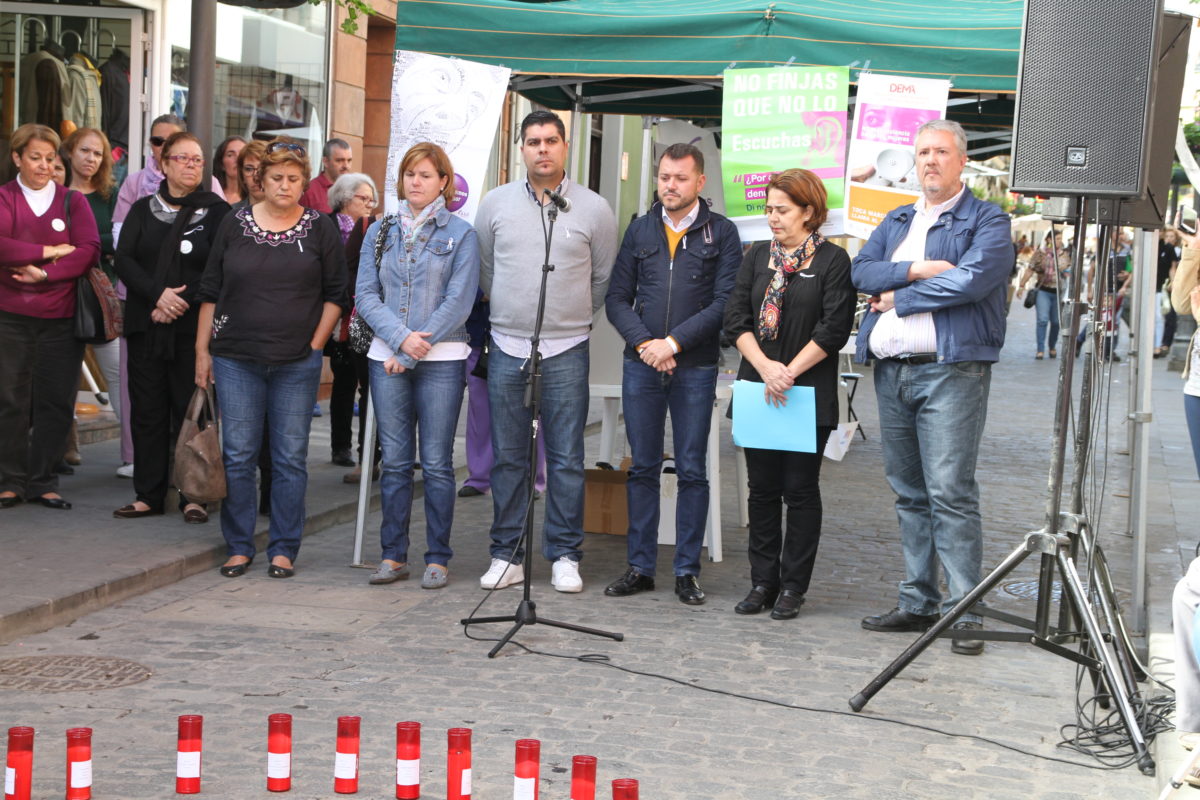 Ayuntamiento y vecinos conmemoran el Día contra la Violencia de Género