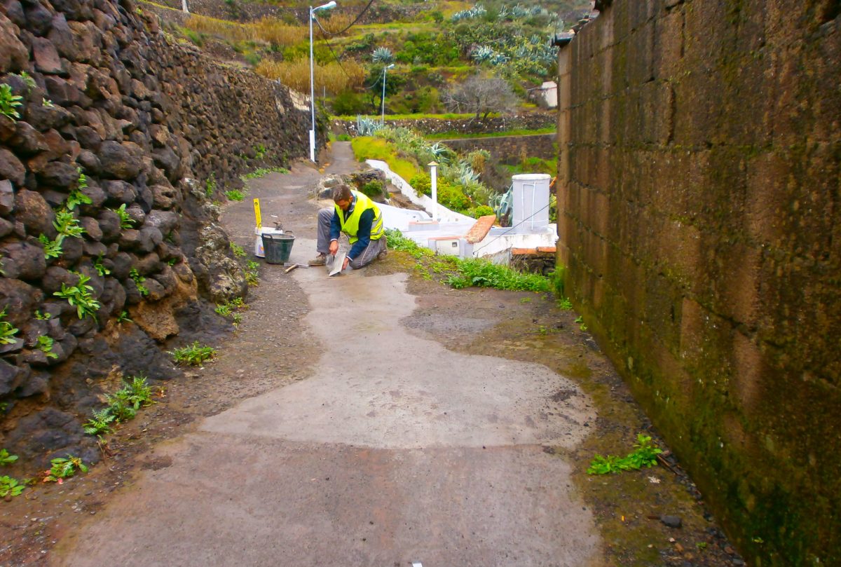 La concejalía de Embellecimiento lleva a cabo el adecentamiento de varios caminos en Juncalillo de Gáldar.