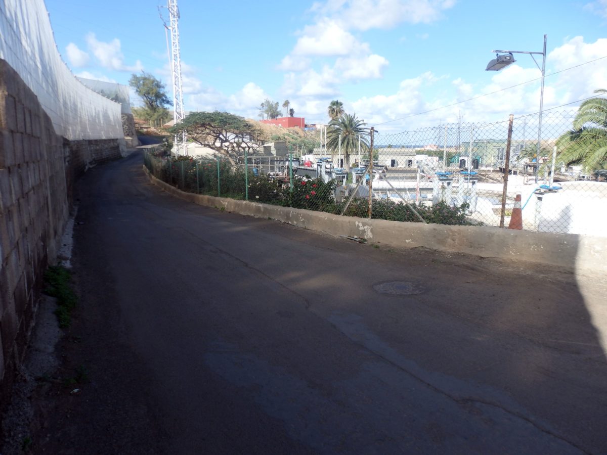El Ayuntamiento inicia los trabajos para dar solución al charco de agua que se forma en el tramo de la Depuradora.