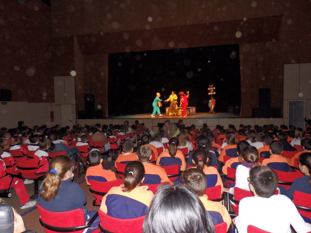Cerca de 2000 alumnos disfrutan en el Guaires del Teatro Escolar