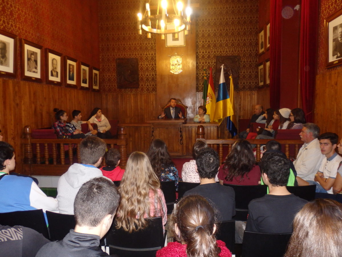 El Alcalde explica a un centenar  de alumnos del IES Roque Amagro el funcionamiento de la administración local