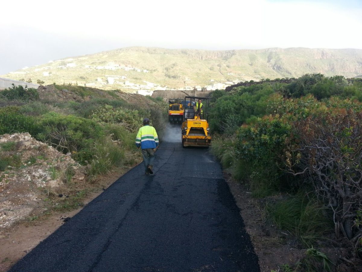 El ayuntamiento inicia las obras de asfalto desde el Barranco hasta Anzo.
