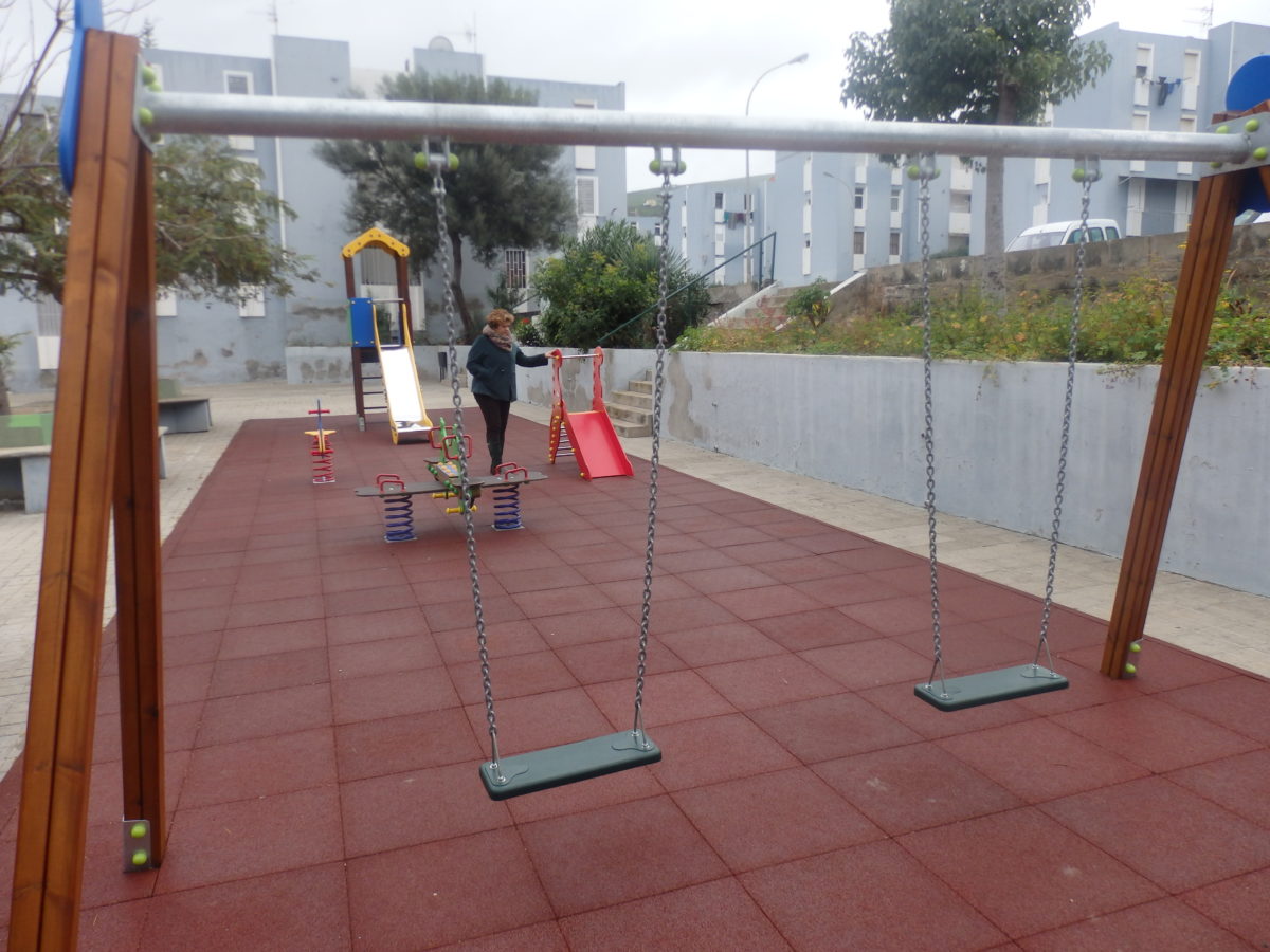La concejalía de Parques y Jardines renueva el  equipamiento de los  espacios  infantiles.