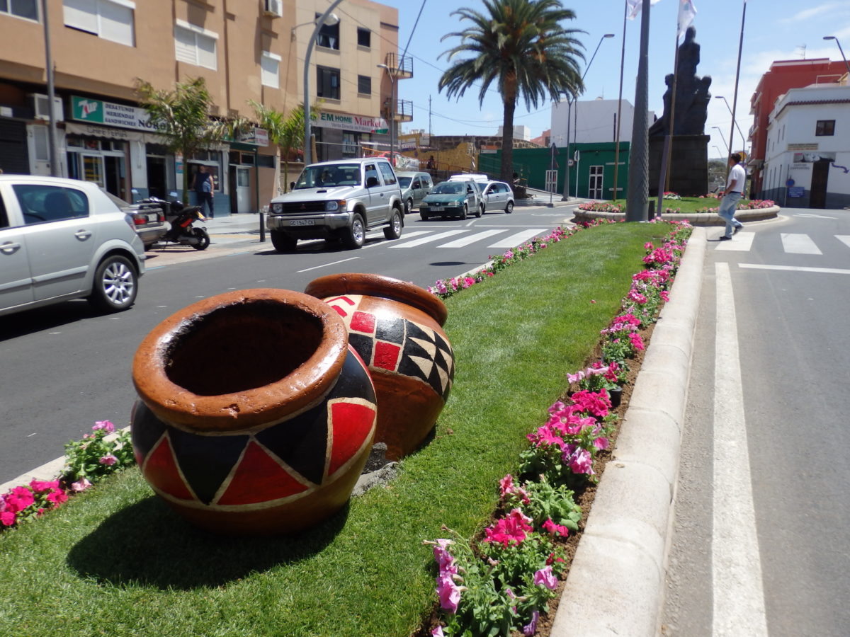 El ayuntamiento embellece la Bajada de las Guayarminas