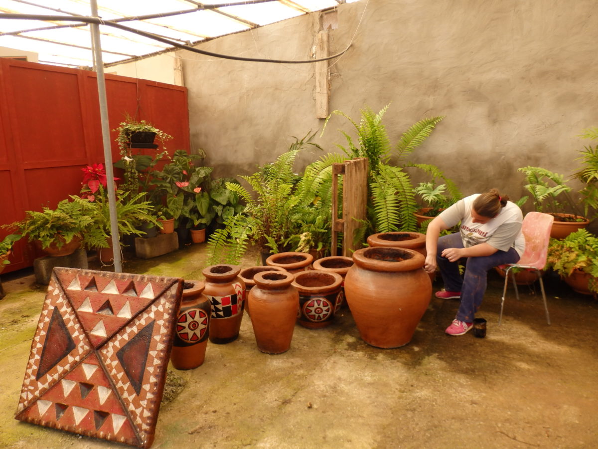 La concejalía de Parques y Jardines diseña y realiza los elementos decorativos de los espacios públicos.