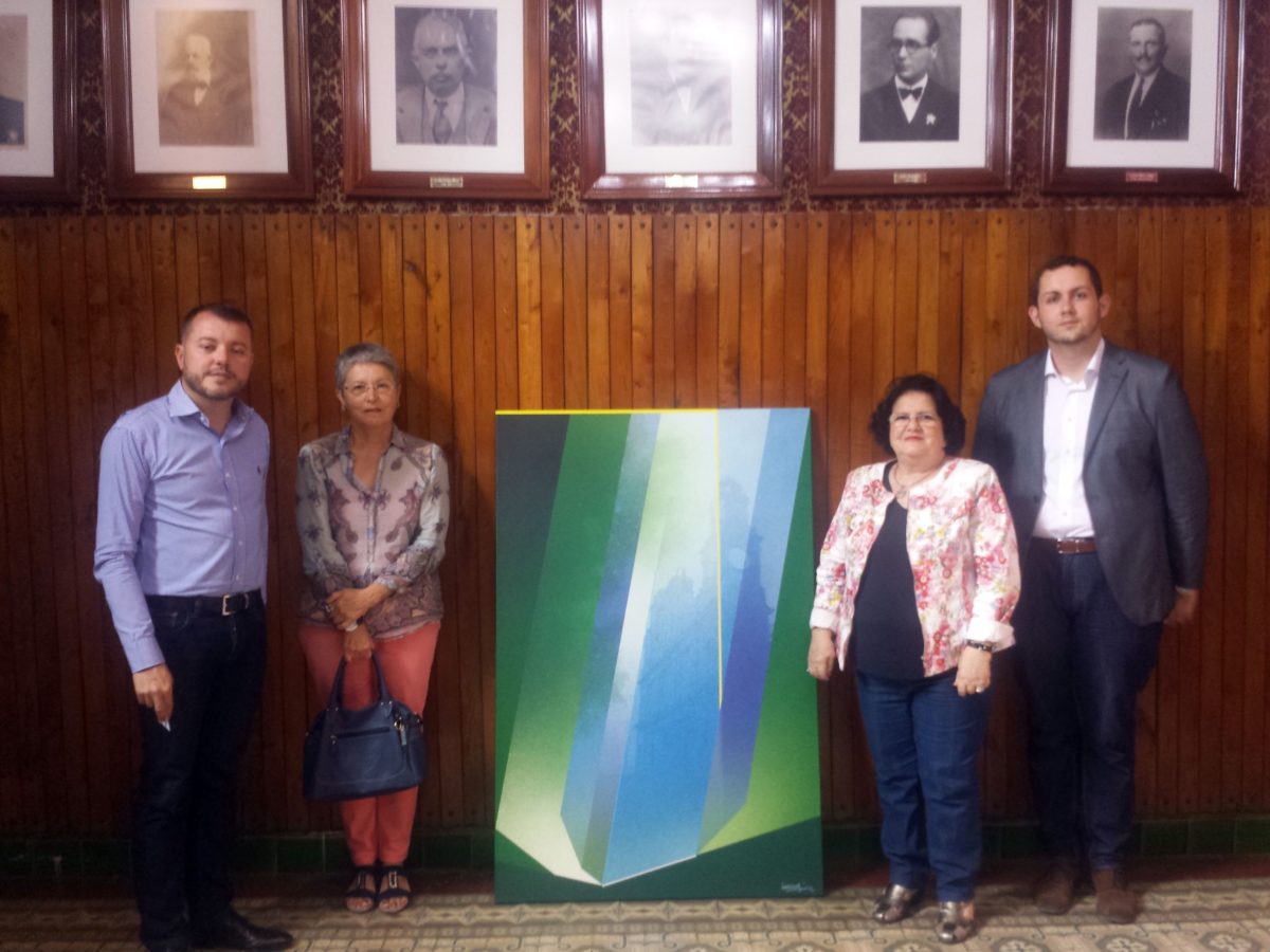 UNICEF Canarias dona al ayuntamiento de Gáldar un cuadro de la Iglesia de Santiago.