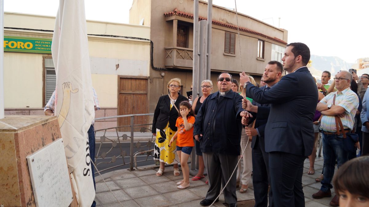 La bandera de Santiago ondea en la entrada principal para anunciar que Gáldar ya está en Fiesta
