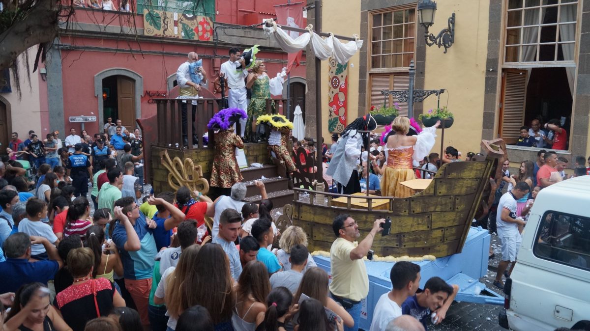 Toda Gáldar disfrutó de la Batalla de Flores del día de Santiago