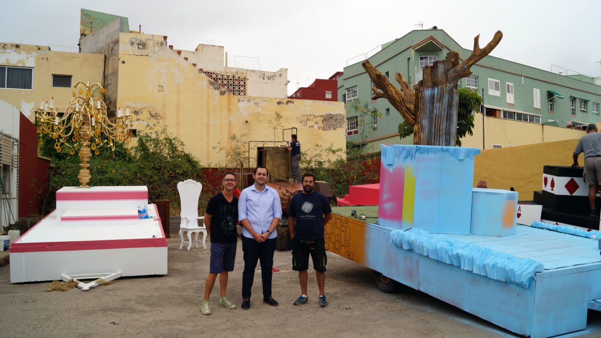 El Ayuntamiento de Gáldar prepara las carrozas que animarán la gran cabalgata de este jueves