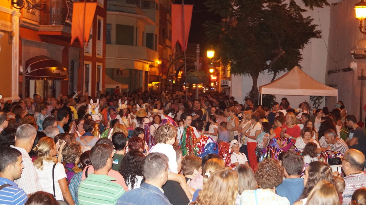 Miles de vecinos acompañaron a los caballitos de fuegos recuperados para las Fiestas de Santiago