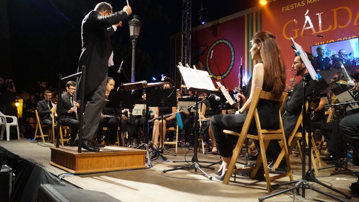 El concierto de la Banda Municipal y la Gran Cabalgata de Carrozas anuncian el día grandes de las Fiestas de Santiago.