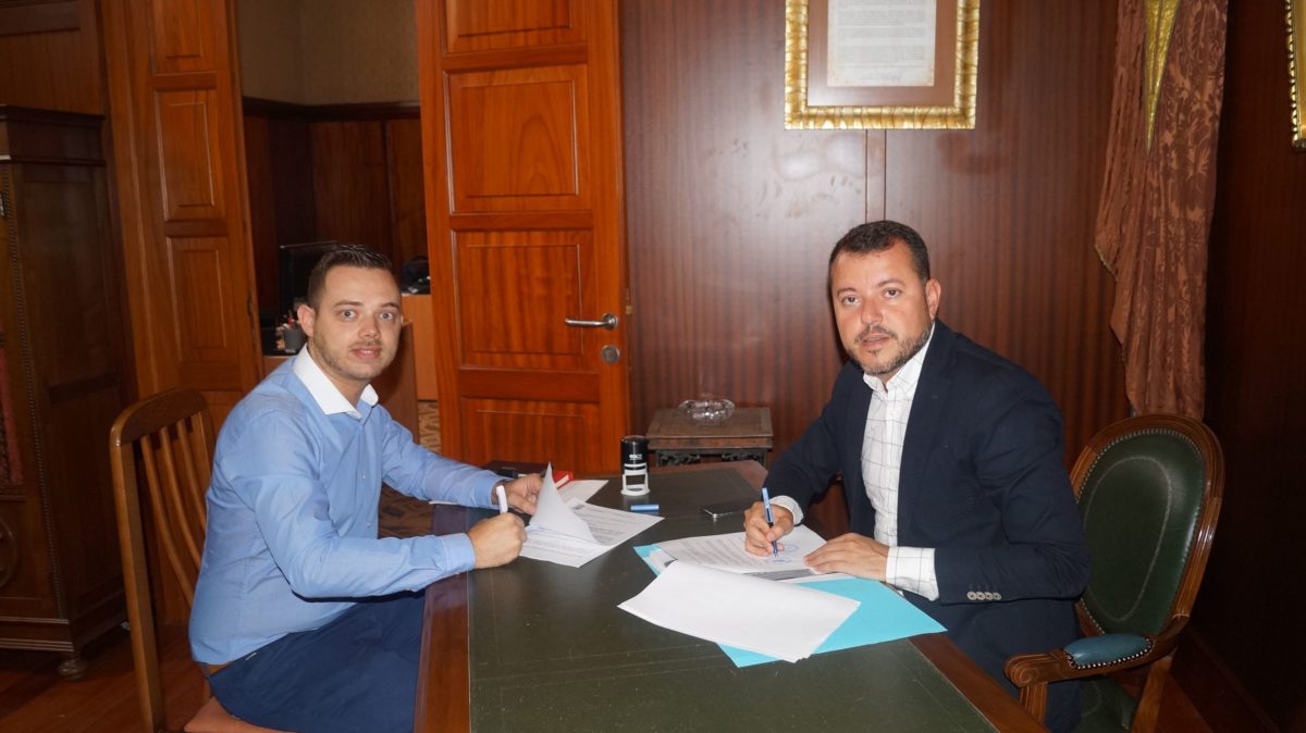 El alcalde de Gáldar firma un convenio de colaboración con Cruz Roja para la instalación del Banco de Alimentos.