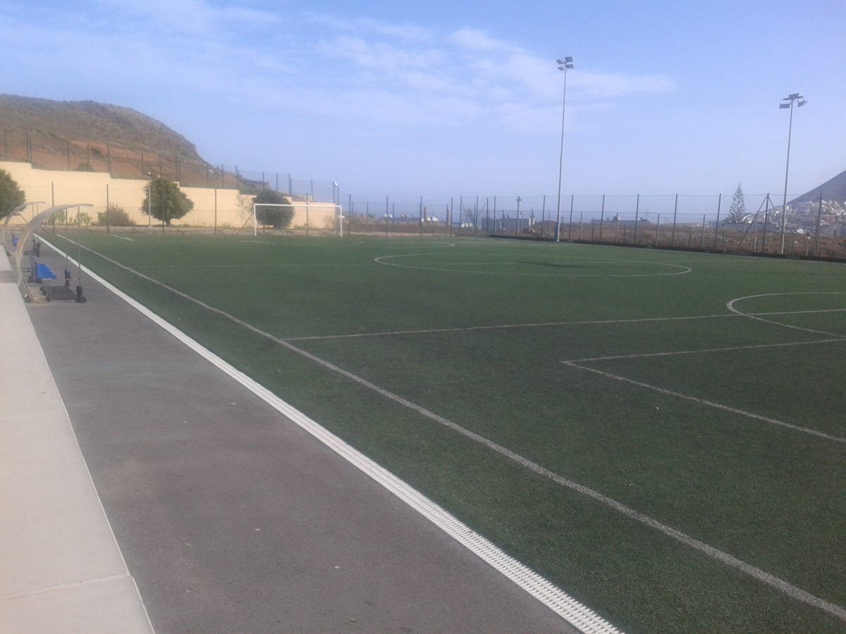 El Ayuntamiento lleva a cabo el tratamiento de taludes en la calle Numancia y el  arreglo de la cancha de fútbol 7 en San isidro.