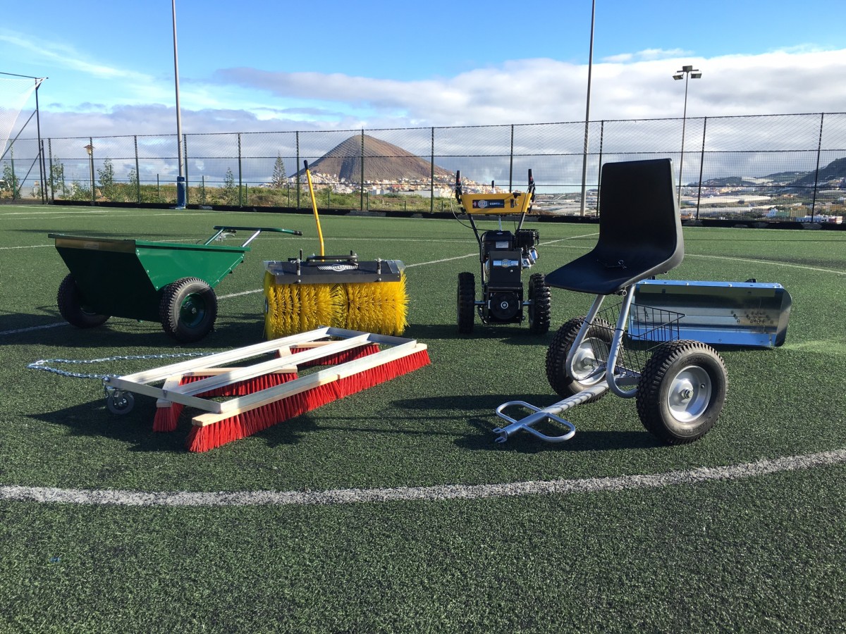 Nueva maquinaria para el mantenimiento de los campos de fútbol del municipio