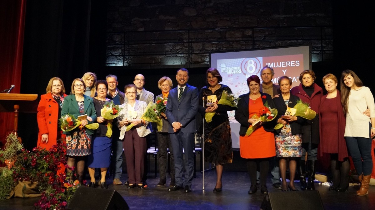 El Ayuntamiento rinde un homenaje a siete mujeres del municipio con un largo recorrido musical