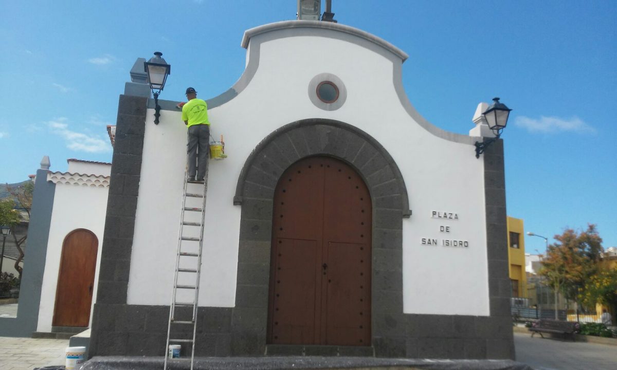 El Ayuntamiento embellece San Isidro para sus Fiestas Patronales