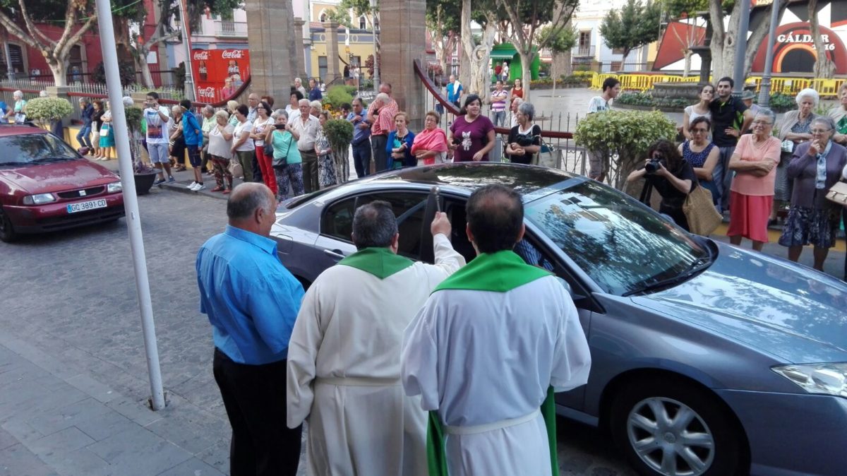 Gáldar cumplió con la tradición de bendecir los coches por San Cristóbal
