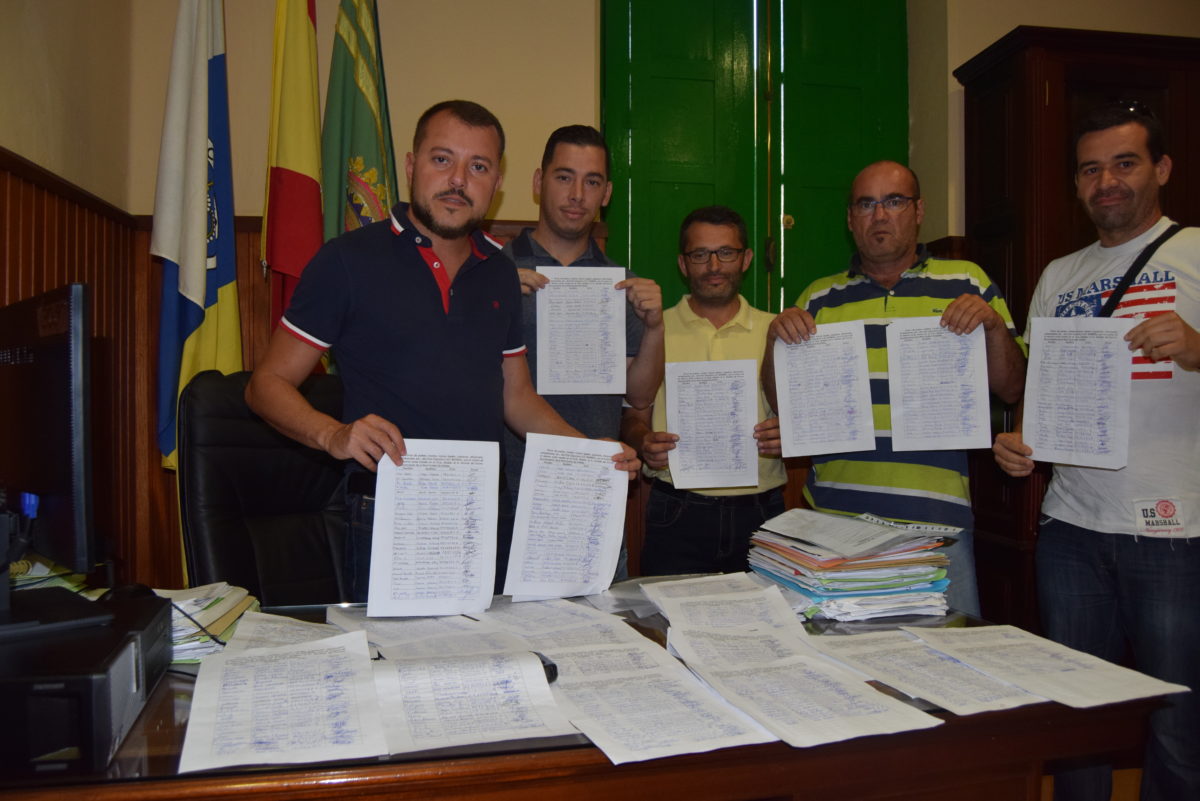 El Alcalde recibe hoy el apoyo y 984 firmas recogidas  en contra del Presidente y la Junta Directiva del U.D. Barrial
