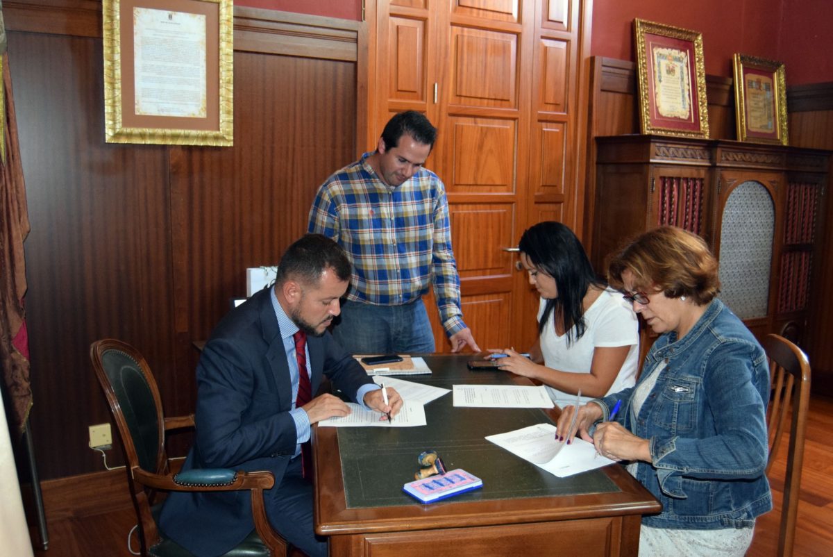 Firma de Convenio para llevar a cabo la ampliación del Acceso a Majadillas