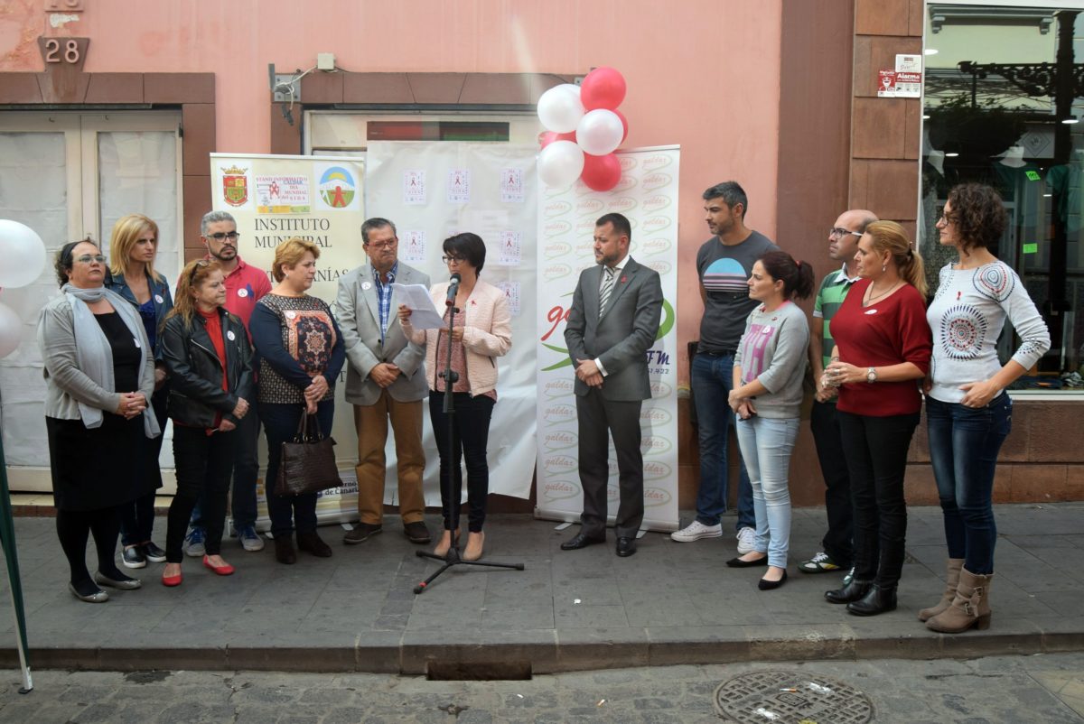 Lectura del manifiesto en Gáldar para sensibilizar, prevenir y actuar ante la epidemia global causada por el SIDA.