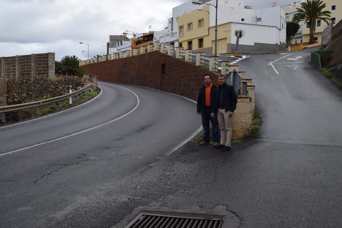 Las obras de aplacado en piedra ofrecen una nueva y mejorada imagen al muro de Barrial.