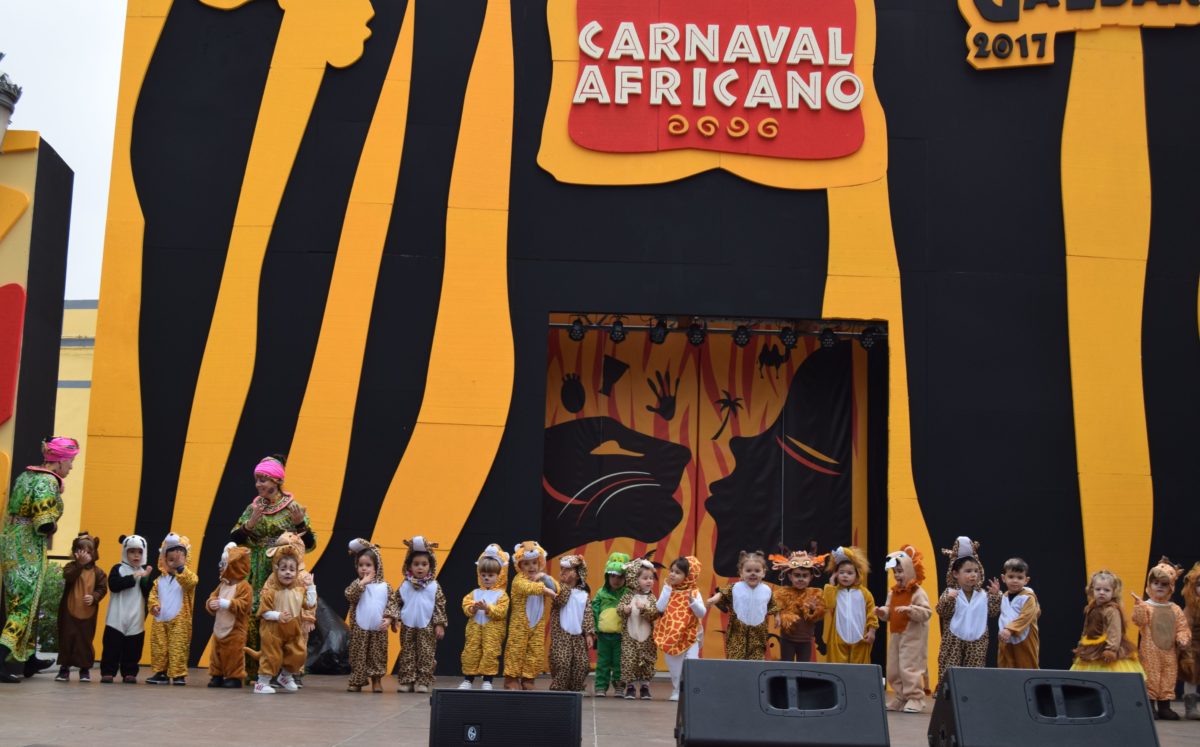 Los escolares tomaron la Plaza de Santiago para poner el ritmo africano al carnaval galdense