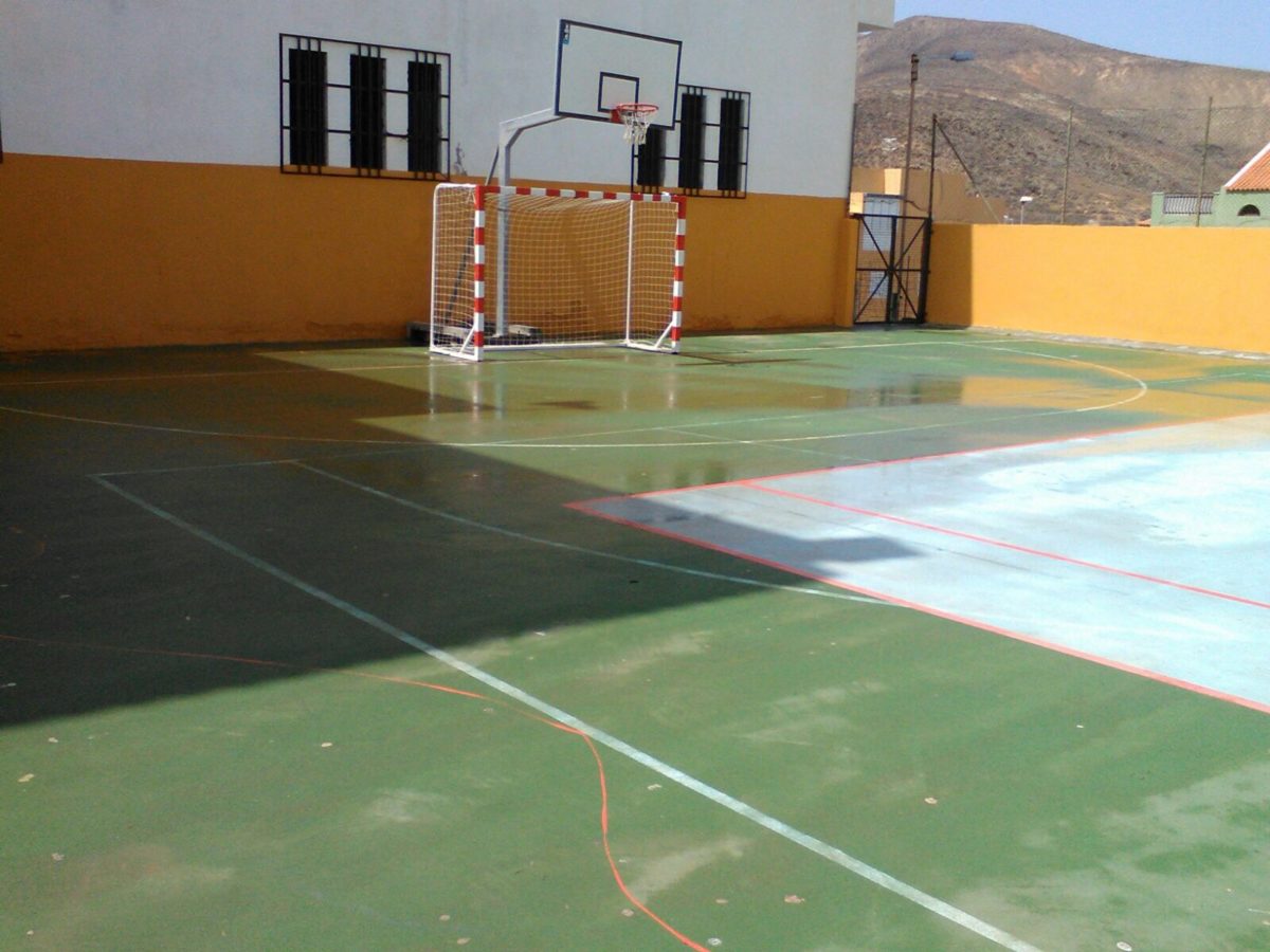 El Ayuntamiento de Gáldar acondiciona las canchas deportivas de los barrios
