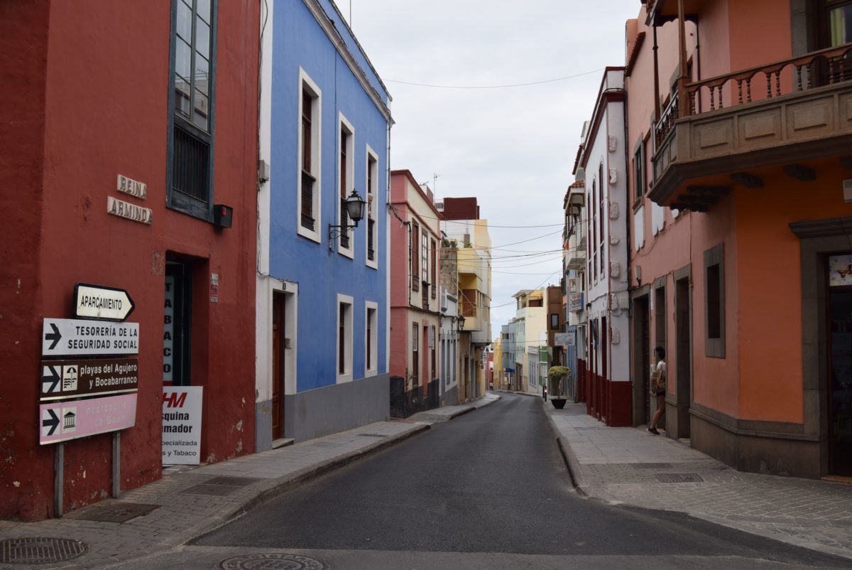 El Ayuntamiento lleva a cabo el reasfaltado de la calle Reina Arminda