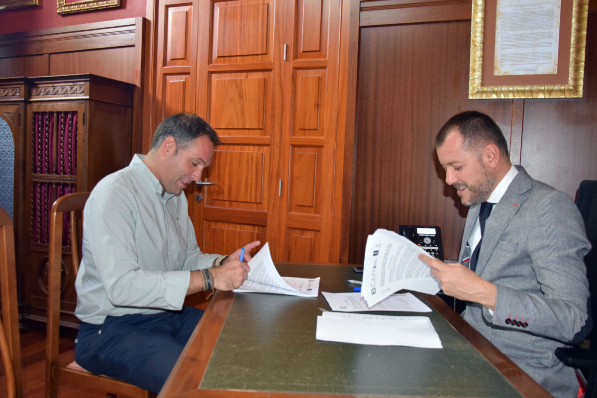 Firma del contrato para la ejecución de la obra del Edificio de Aparcamientos