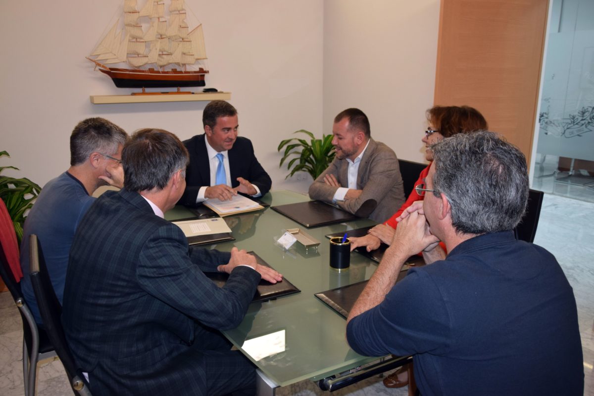 El alcalde formaliza la compra de un edificio en Bajada de la Guayarminas para ampliar y mejorar el acceso al futuro parquin