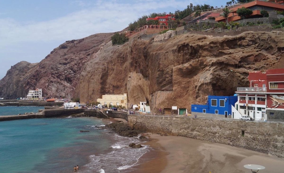 La Policía Local informa de la restricción al tráfico en la Playa de Sardina con motivo de la Semana Santa