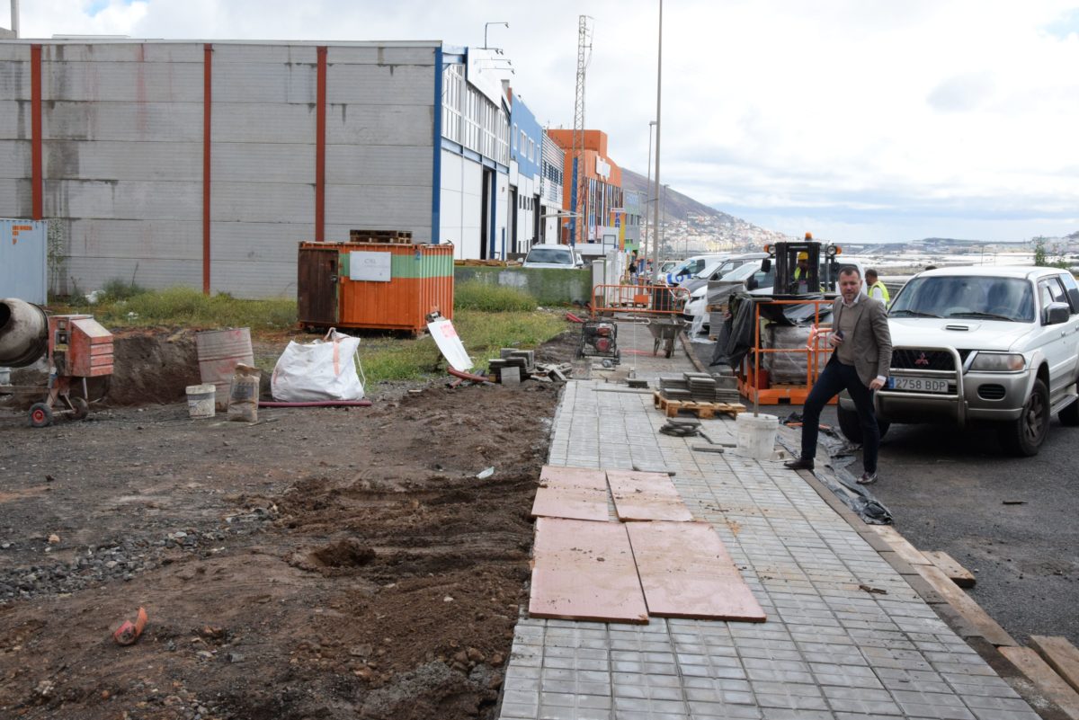 Avanzan las obras de mejora de las aceras y la accesibilidad en el Polígono Industrial de San Isidro