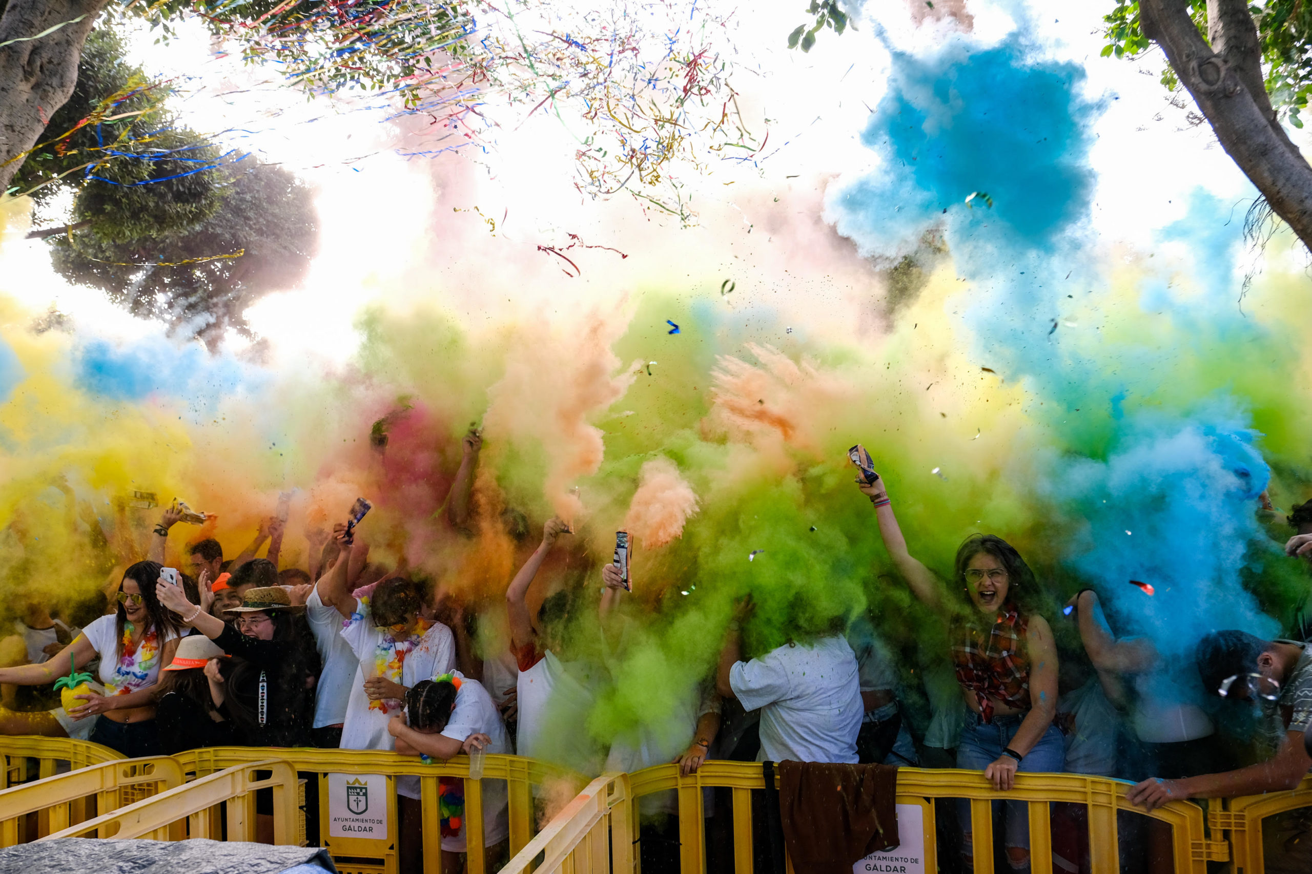 Gáldar celebra el martes de Carnaval con una colorida fiesta de polvos holi