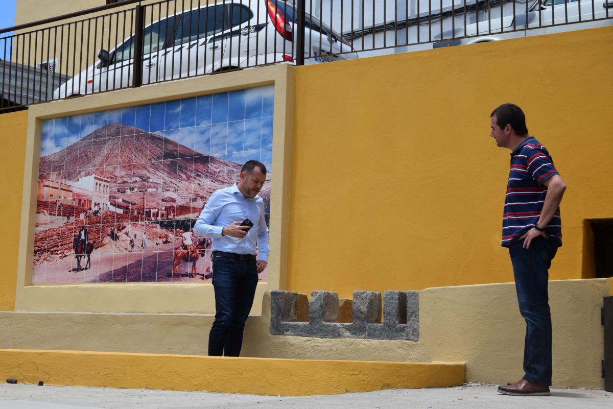 El alcalde de Gáldar visita la fase final de las obras de embellecimiento de los antiguos lavaderos de Rojas