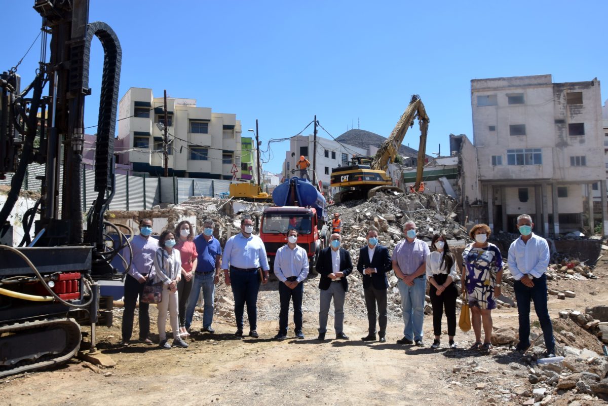 El Ayuntamiento ejecuta la última demolición para la construcción del parquin municipal en pleno casco galdense