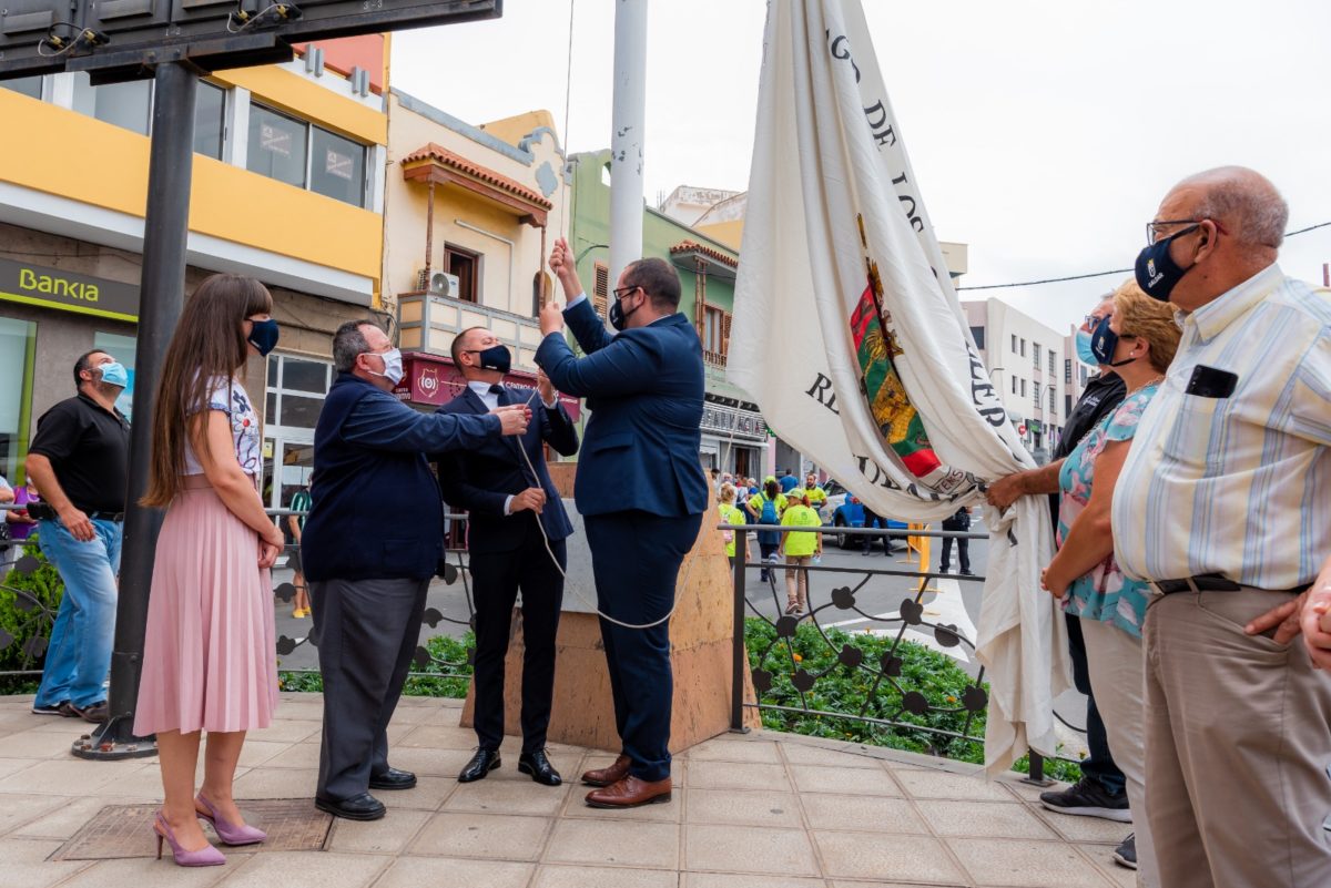 Gáldar ya ondea la bandera que anuncia las Fiestas en honor a Santiago