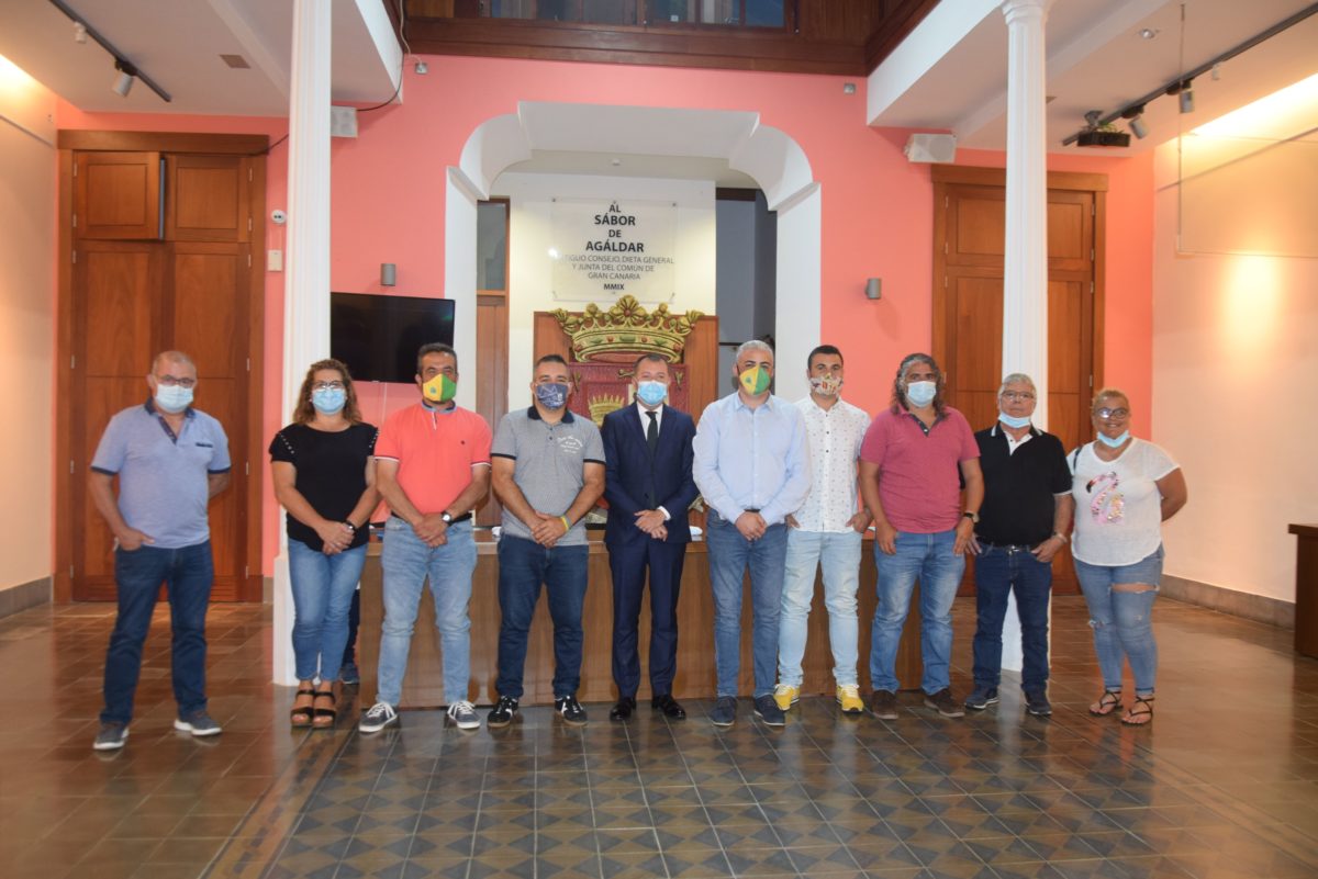 Teodoro Sosa recibe a la recién proclamada junta directiva del Club de Lucha Unión Gáldar