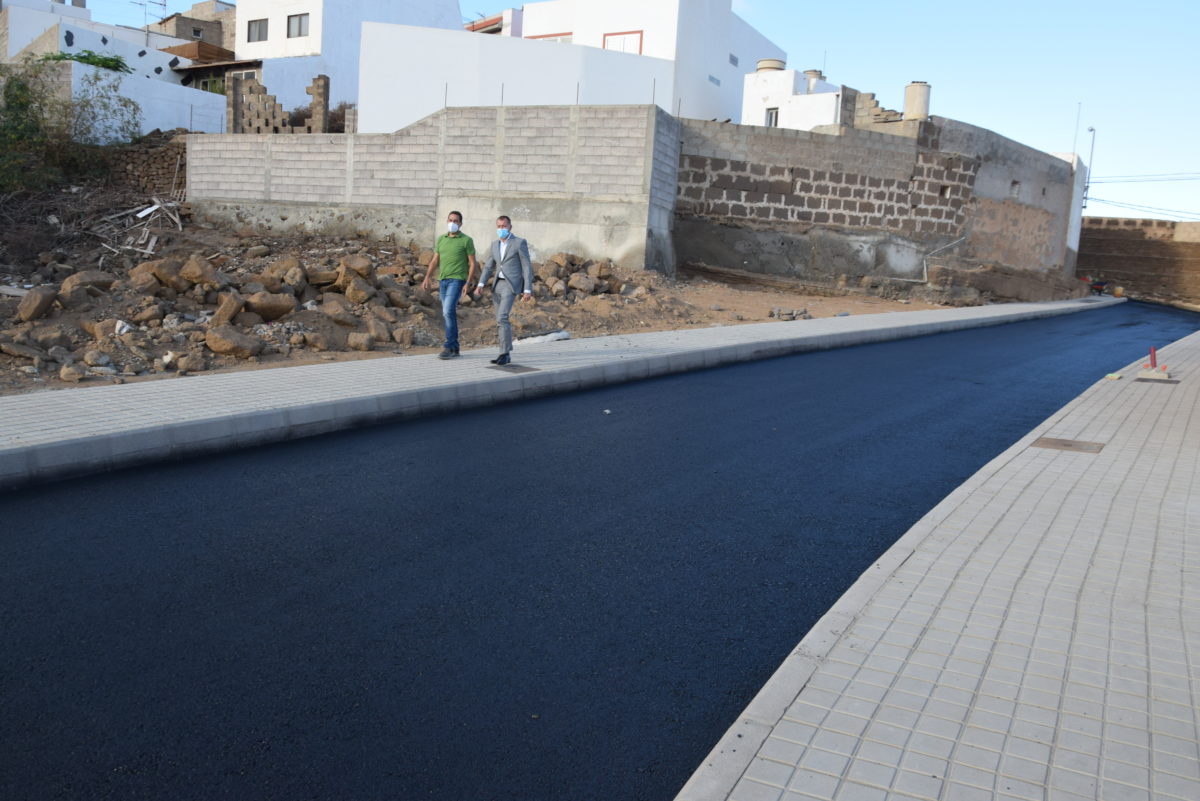 Avanzan las obras de mejora de  los firmes en las calles de los Lomos