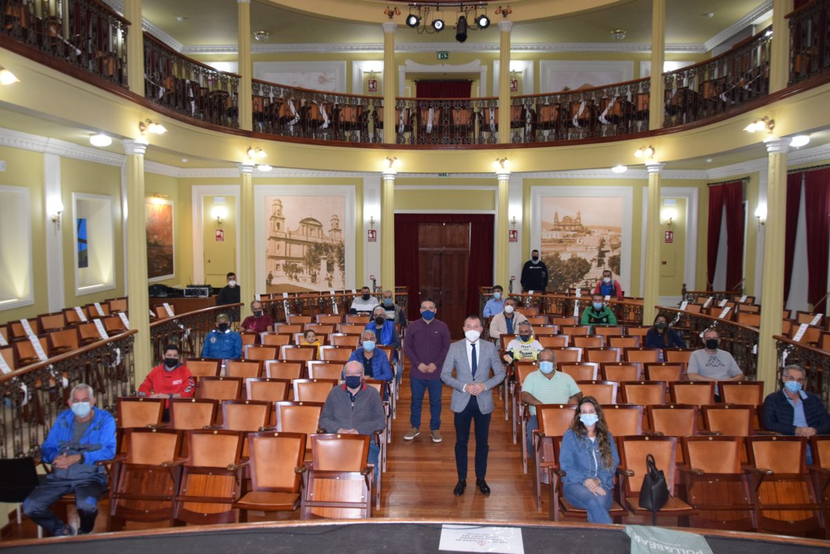 Teodoro Sosa hace entrega de las subvenciones a los clubs y entidades deportivas del municipio