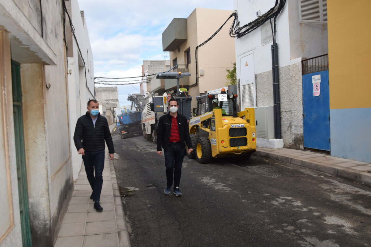 El Ayuntamiento continúa las obras de reasfaltado en el barrio de La Montaña