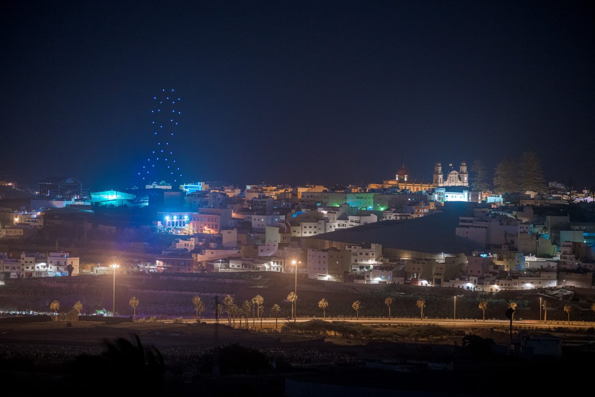 El cielo de Gáldar se iluminó de magia y solidaridad con el primer espectáculo de luz realizado con drones en Canarias