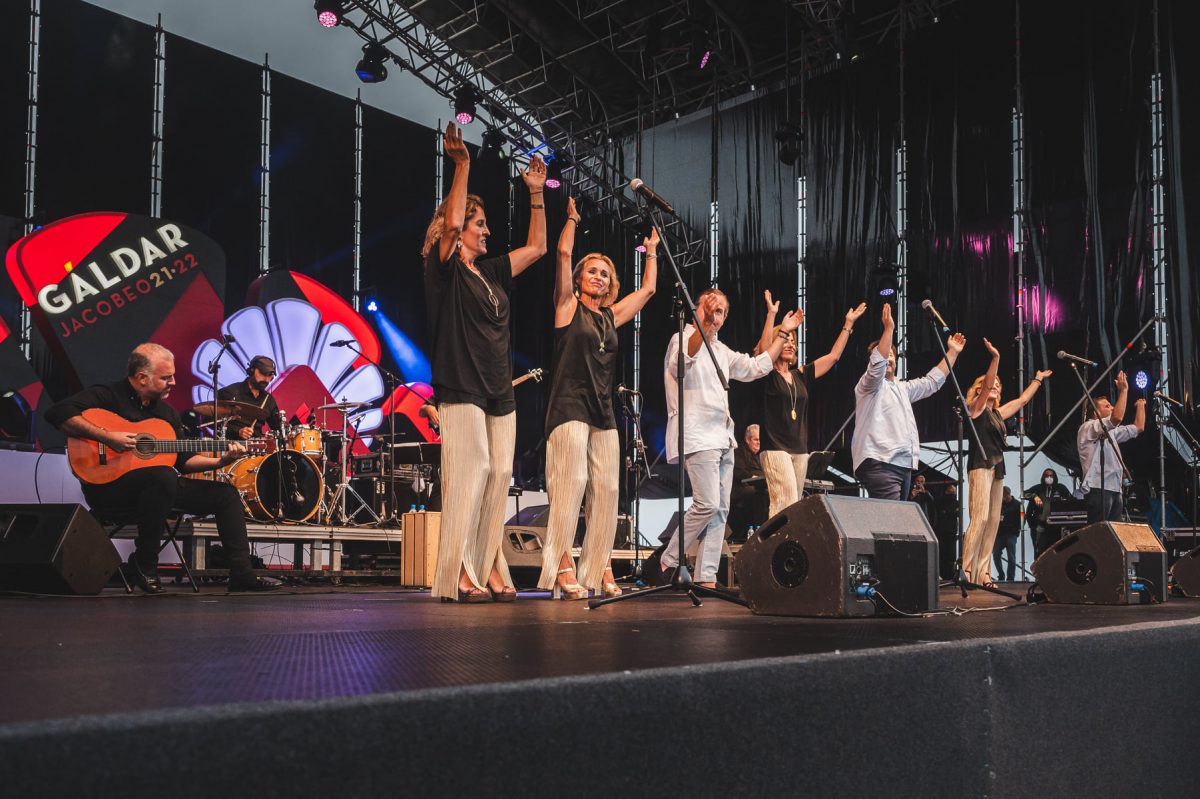 La música del grupo sevillano “Siempre Así” puso el broche final a las Fiestas Mayores de Santiago 2021