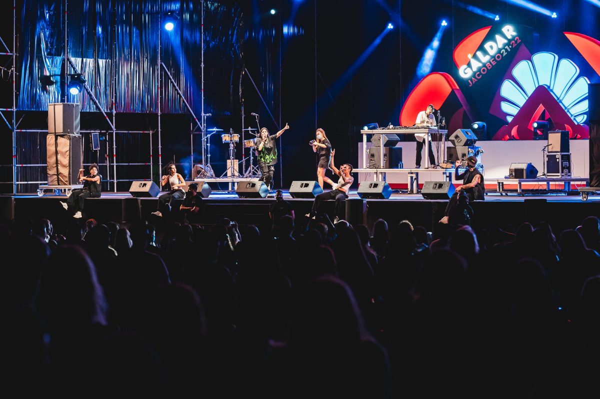 Los jóvenes disfrutan en el recinto cultural de las actuaciones de Ptazeta y Lérica
